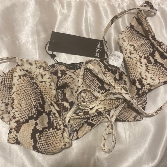 🦋2/$22 NWT Nasty Gal snake print cut out triangle bikini top - Picture 4 of 5